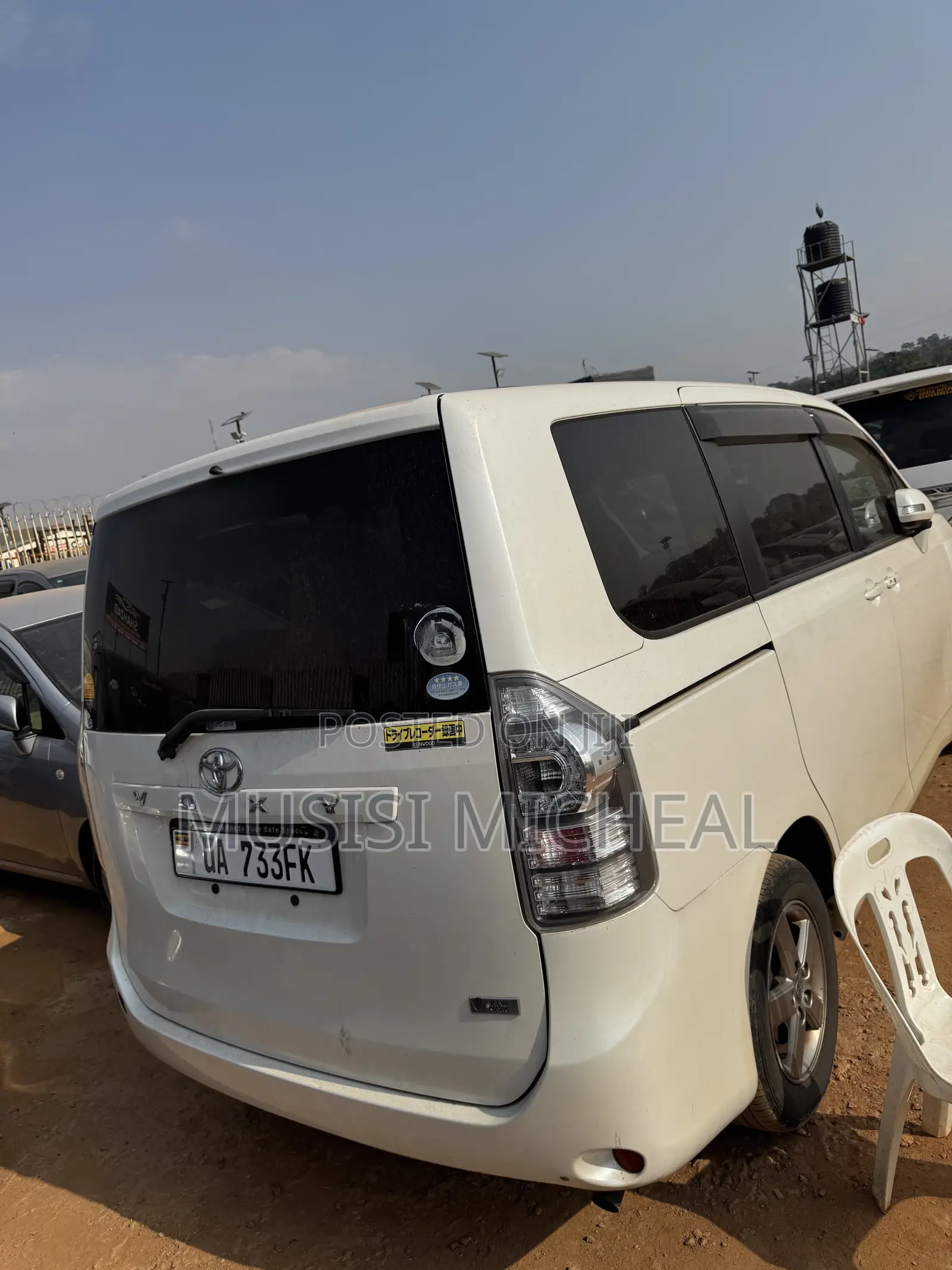 Toyota Noah 2.0 143hp FWD (8 Seater) 2012 Silver