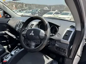 Mitsubishi Outlander SE 2012 Silver