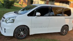 Toyota Noah 2.0 143hp AWD (8 Seater) 2012 White