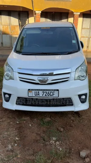 Toyota Noah 2.0 143hp AWD (8 Seater) 2012 White