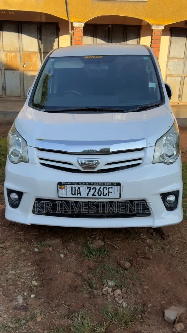 Toyota Noah 2.0 143hp AWD (8 Seater) 2012 White