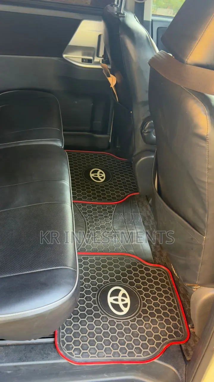 Toyota Noah 2.0 143hp AWD (8 Seater) 2012 White