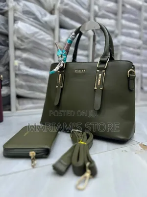 Bailee Classic Handbag Set Features a Matching Money Pouch