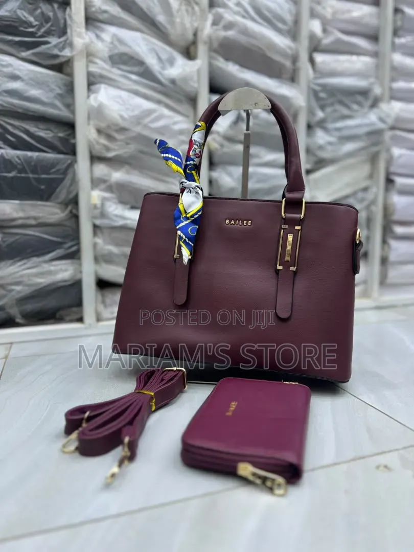 Bailee Classic Handbag Set Features a Matching Money Pouch