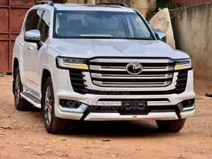 Toyota Land Cruiser LC300 2025 White