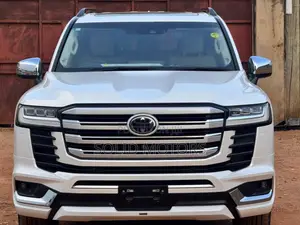 Toyota Land Cruiser LC300 2025 White