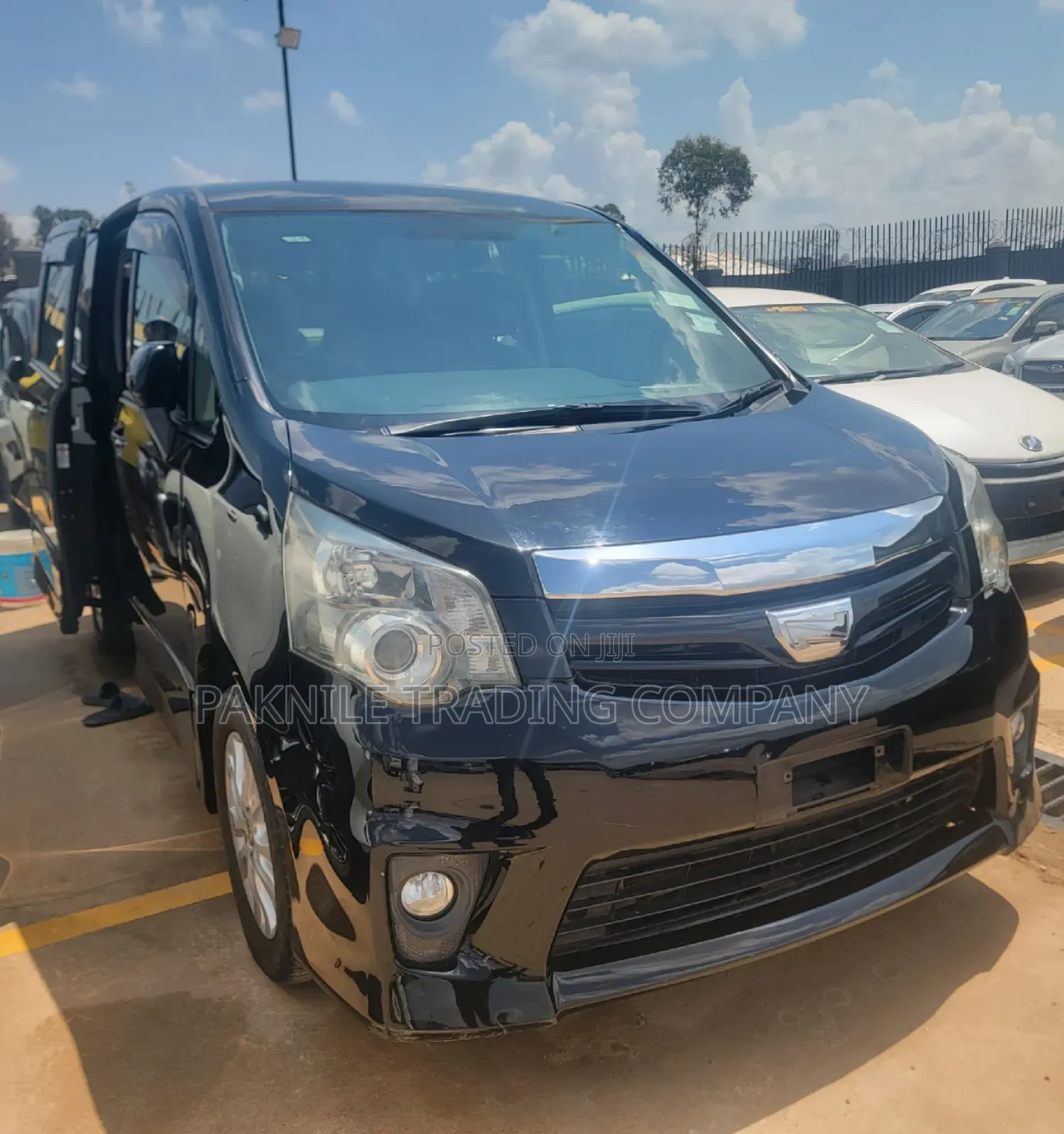Toyota Noah 2.0 158hp AWD (7 Seater) 2013 Black
