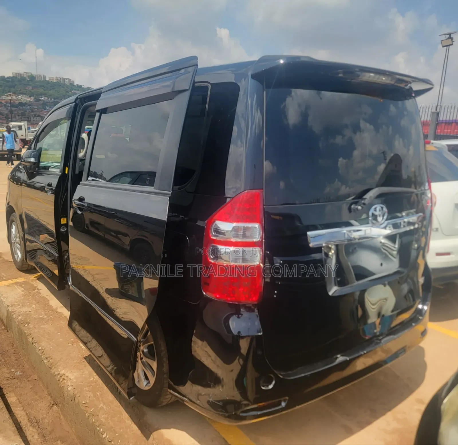 Toyota Noah 2.0 158hp AWD (7 Seater) 2013 Black
