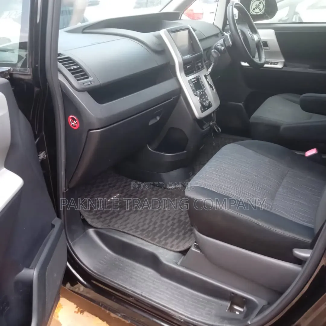 Toyota Noah 2.0 158hp AWD (7 Seater) 2013 Black