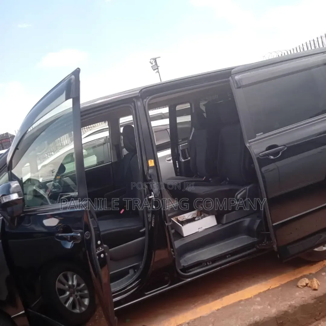 Toyota Noah 2.0 158hp AWD (7 Seater) 2013 Black