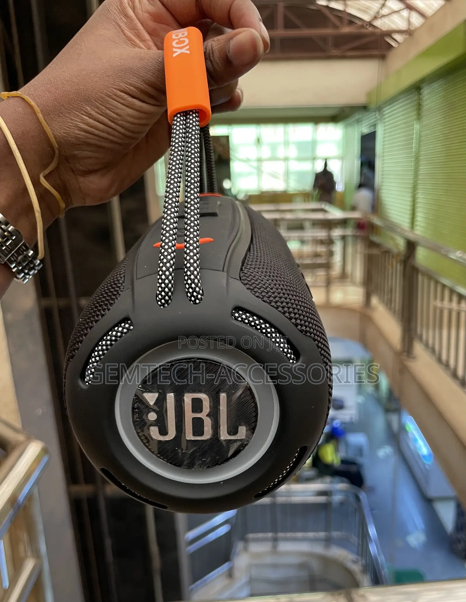 JBL Boombox 360