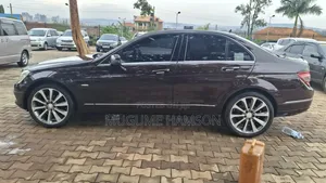 Mercedes-Benz C200 2011 Red