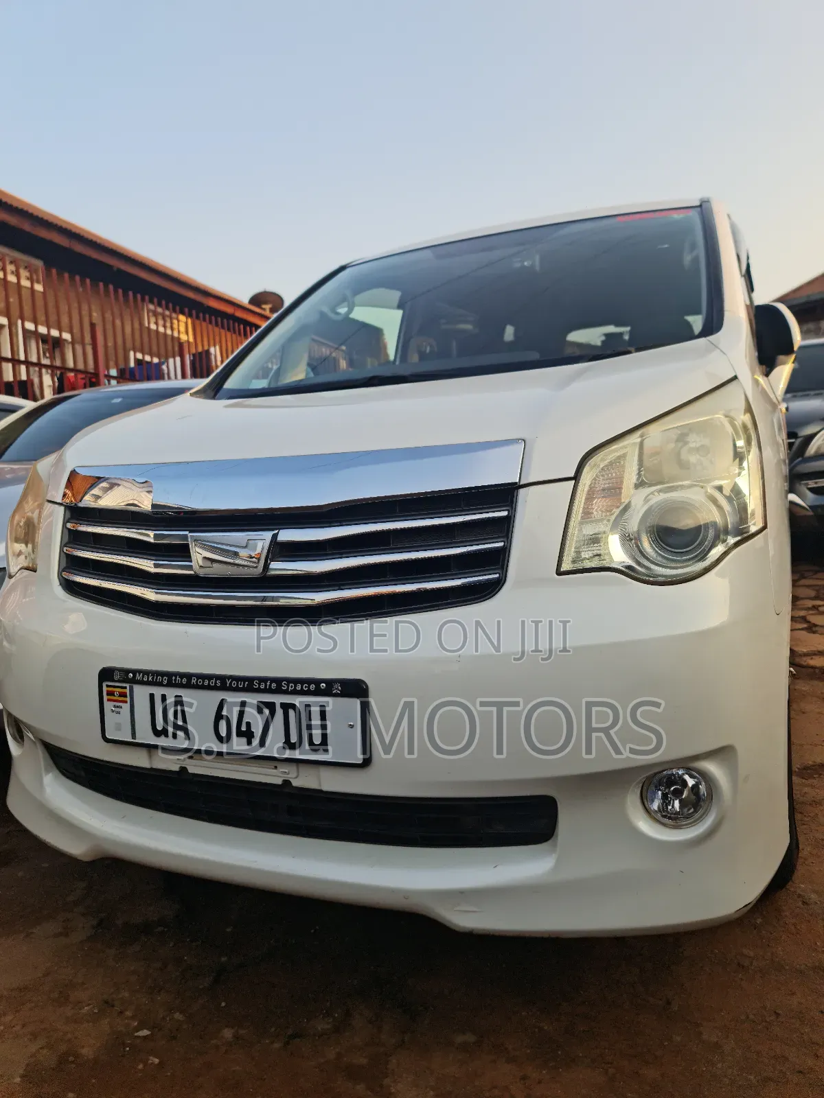 Toyota Noah 2.0 143hp AWD (7 Seater) 2011 White