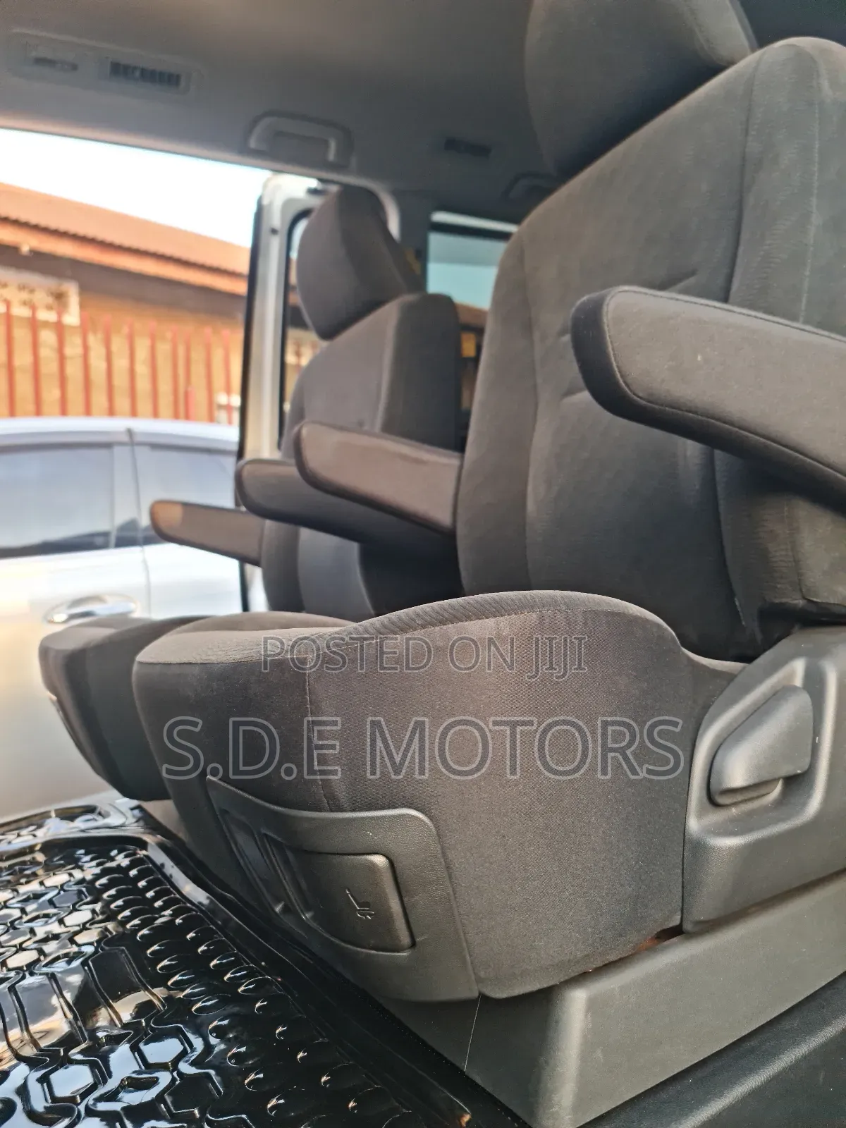 Toyota Noah 2.0 143hp AWD (7 Seater) 2011 White