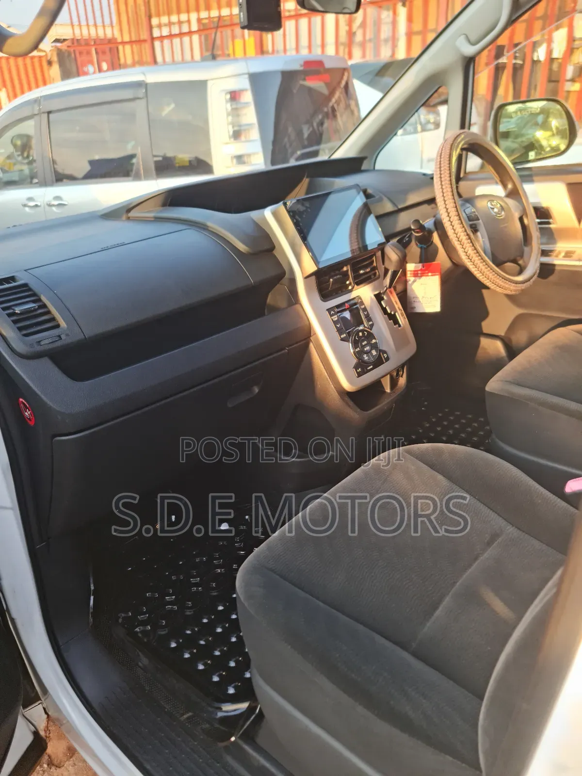 Toyota Noah 2.0 143hp AWD (7 Seater) 2011 White