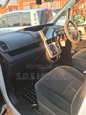 Toyota Noah 2.0 143hp AWD (7 Seater) 2011 White