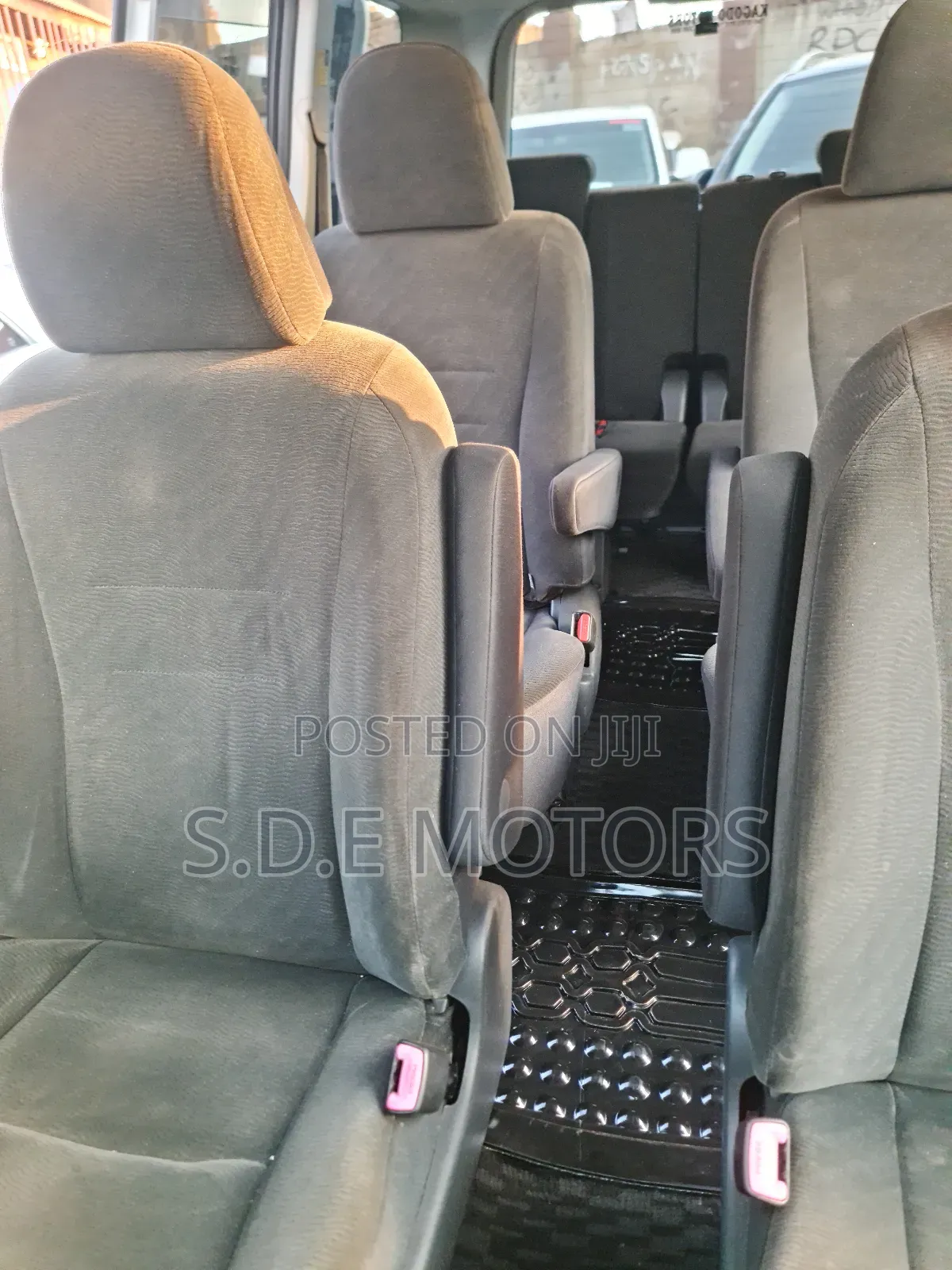 Toyota Noah 2.0 143hp AWD (7 Seater) 2011 White