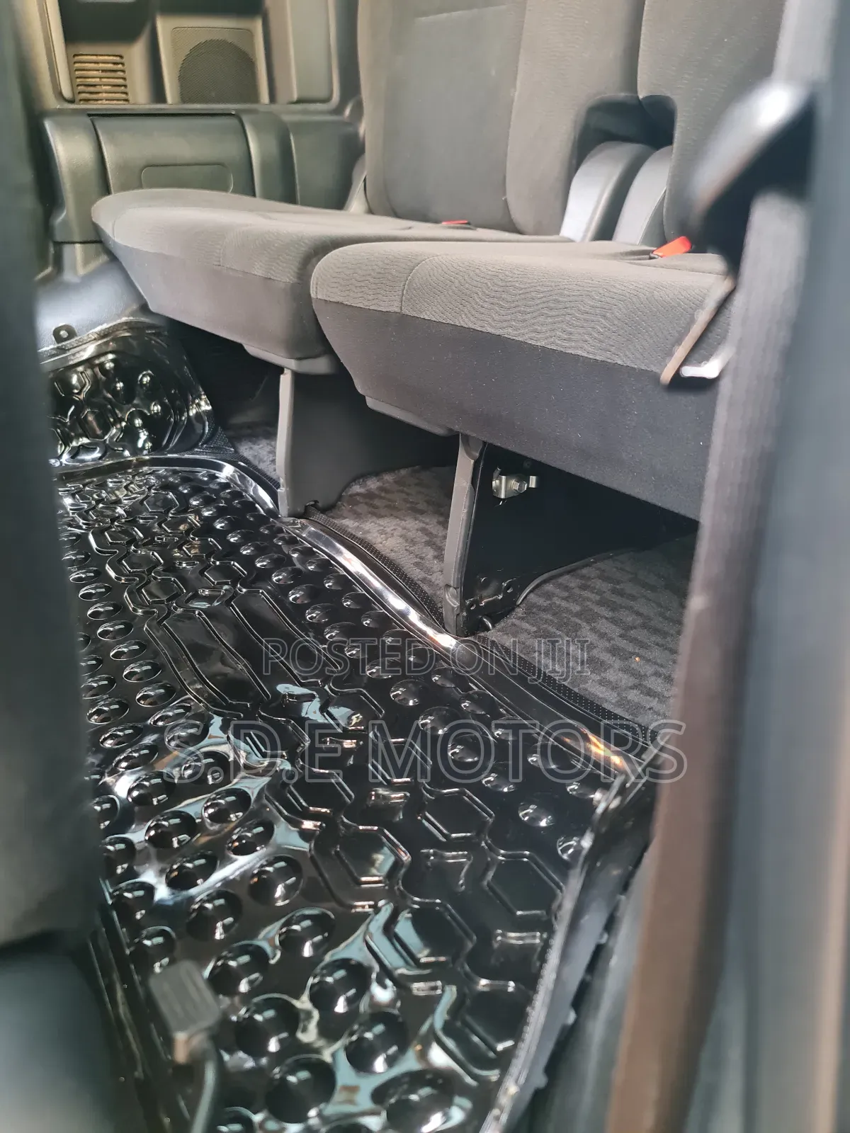 Toyota Noah 2.0 143hp AWD (7 Seater) 2011 White