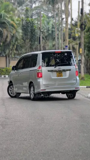Toyota Noah 2009 Silver