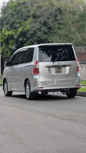 Toyota Noah 2009 Silver