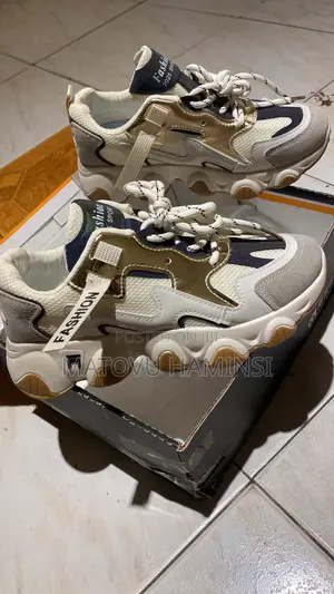 Shoes for Men and Woman Casual Wears