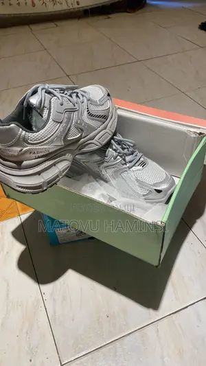 Shoes for Men and Woman Casual Wears