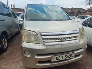 Toyota Noah 2005 Gold