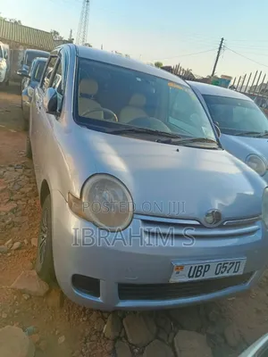 Toyota Sienta 2012 Silver