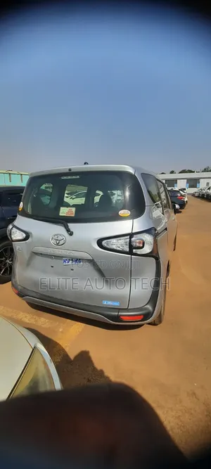 Toyota Sienta SV Premium 2014 Silver