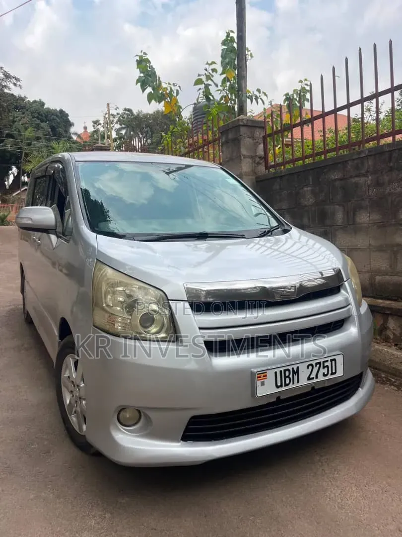 Toyota Noah 2.0 143hp AWD (7 Seater) 2009 Silver