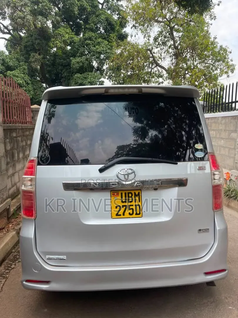 Toyota Noah 2.0 143hp AWD (7 Seater) 2009 Silver