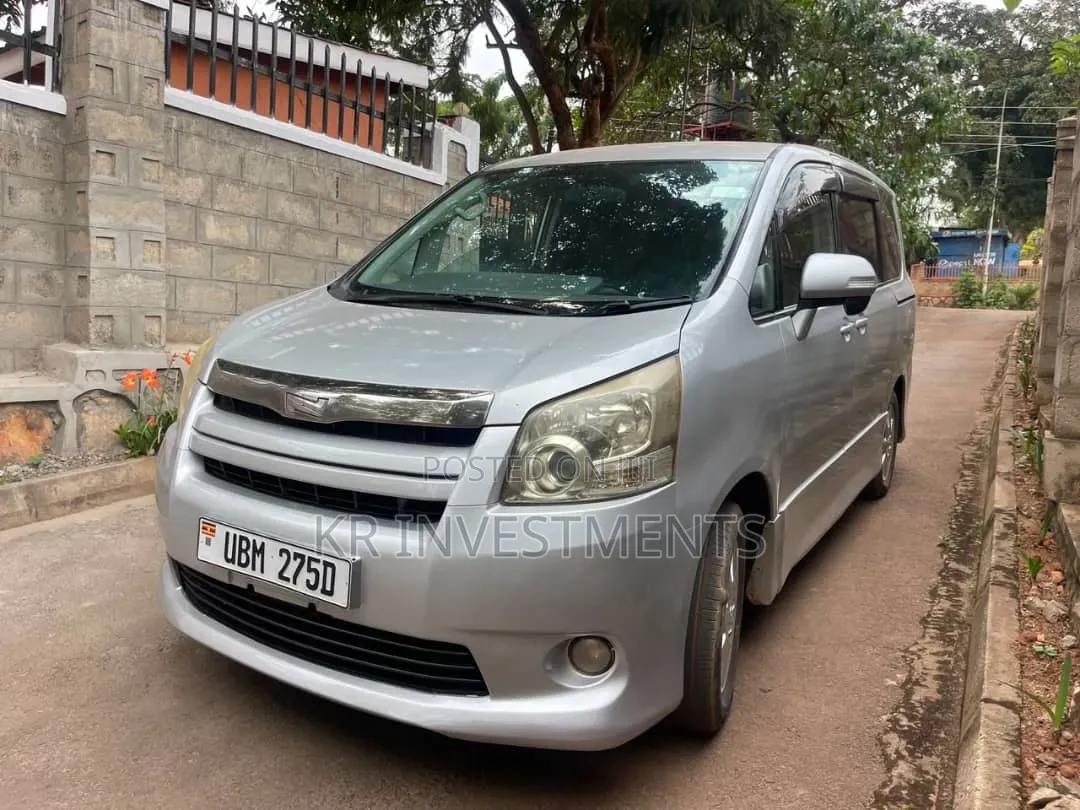 Toyota Noah 2.0 143hp AWD (7 Seater) 2009 Silver