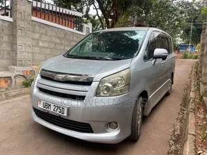 Toyota Noah 2.0 143hp AWD (7 Seater) 2009 Silver