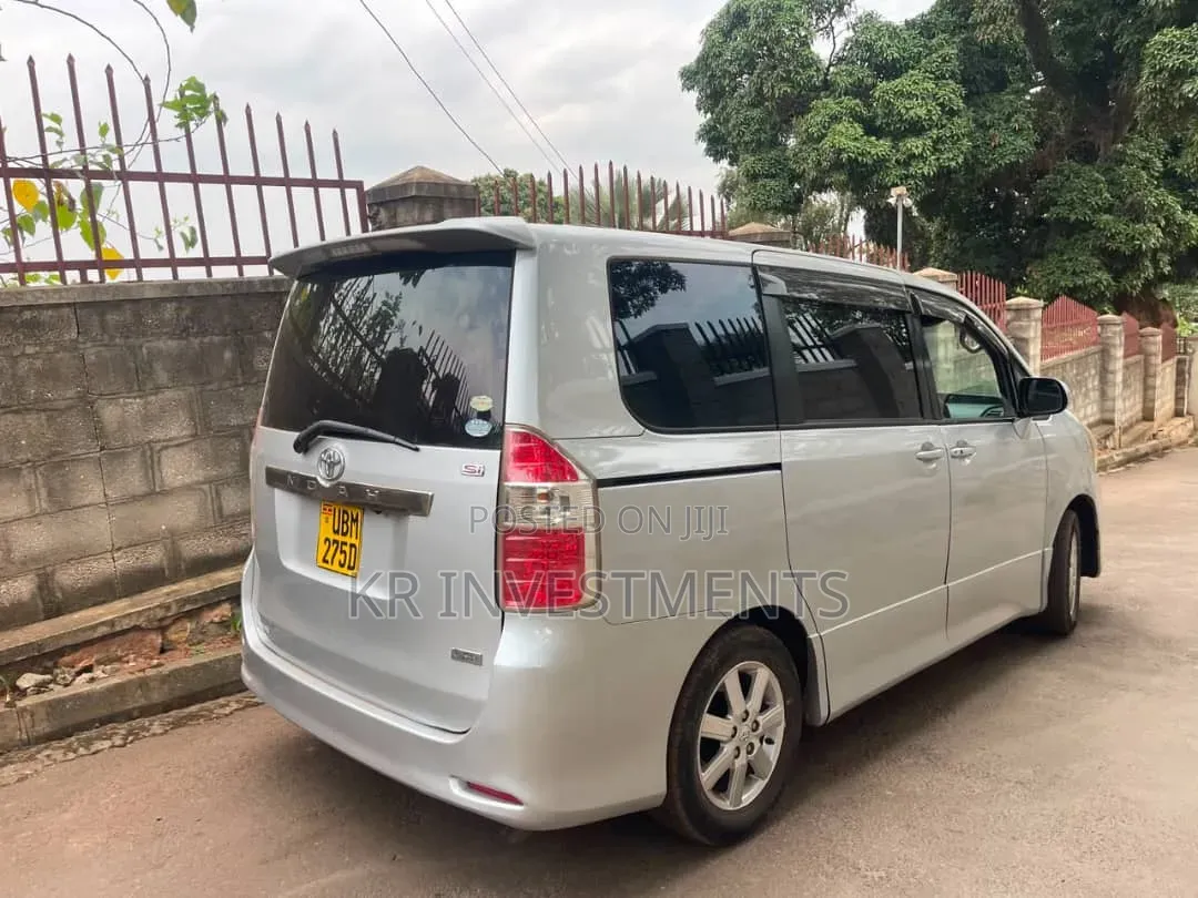 Toyota Noah 2.0 143hp AWD (7 Seater) 2009 Silver