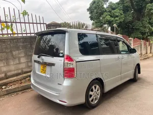 Toyota Noah 2.0 143hp AWD (7 Seater) 2009 Silver