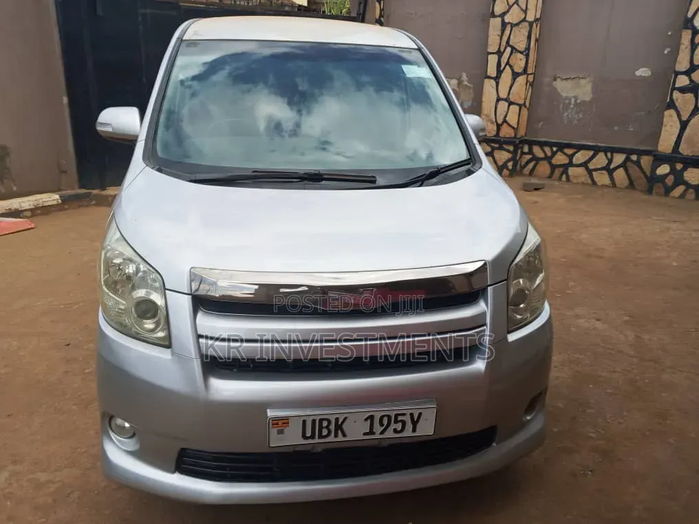 Toyota Noah 2.0 143hp AWD (7 Seater) 2008 Silver