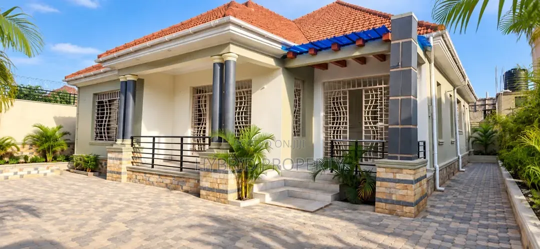 4bdrm House in Bwebajja Near Ham, Ssisa for sale