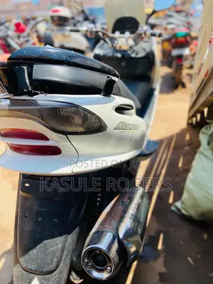 Yamaha Majesty 2000 White