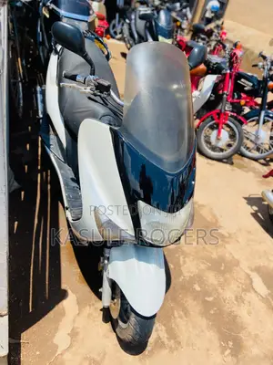 Yamaha Majesty 2000 White