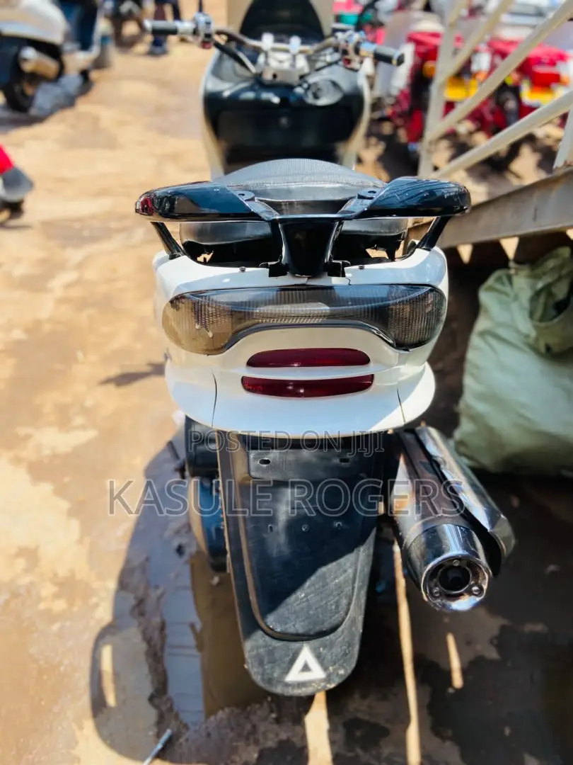 Yamaha Majesty 2000 White