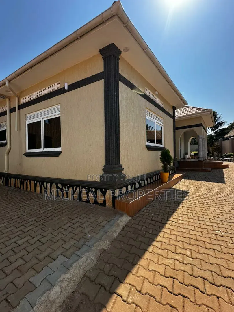 5bdrm House in Kasangati Kira Rd At, Kawempe for sale