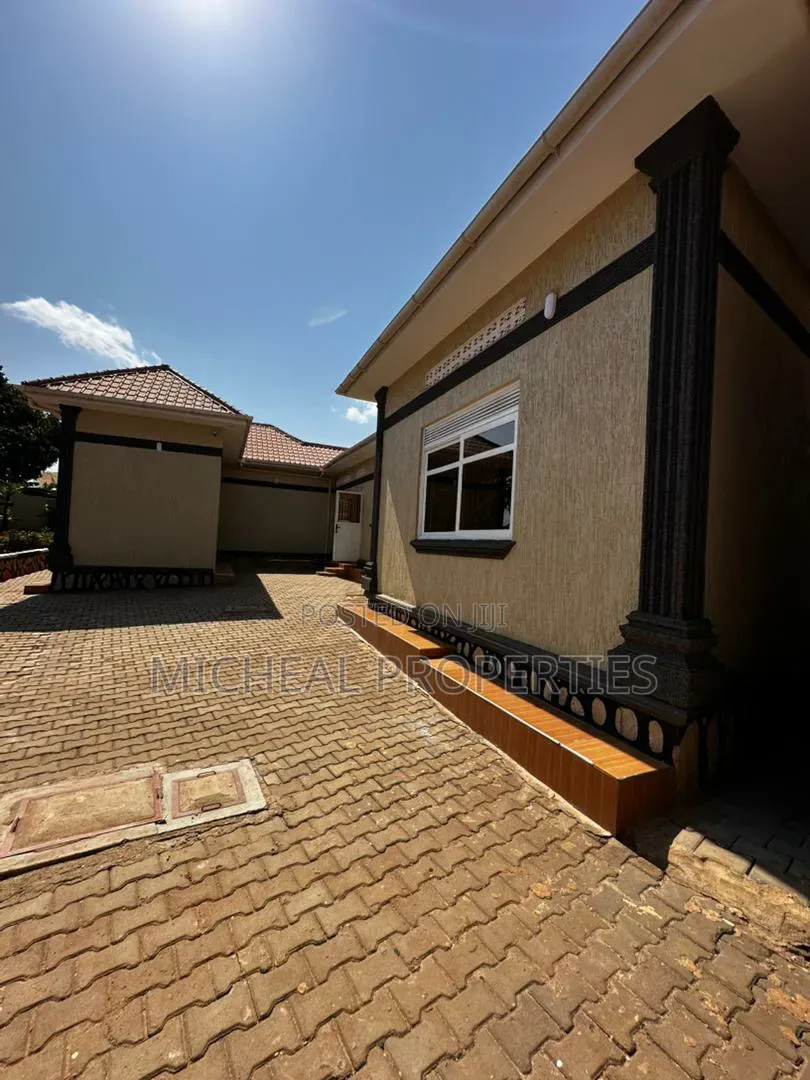 5bdrm House in Kasangati Kira Rd At, Kawempe for sale
