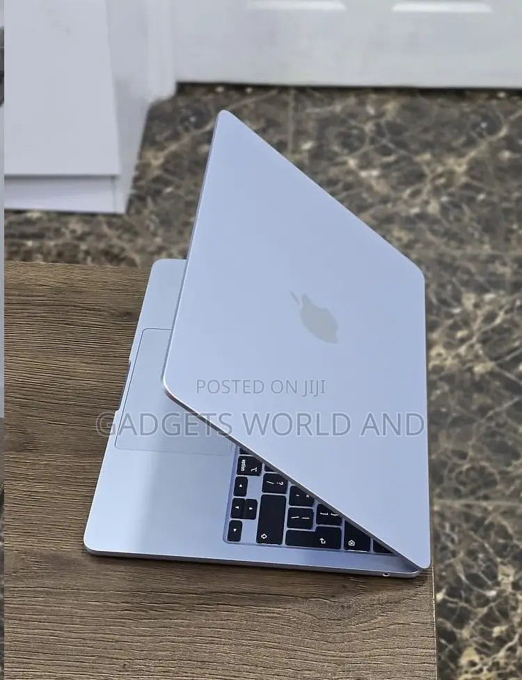 New Laptop Apple MacBook Air 2025 M4 16GB Apple M4 SSD 256GB