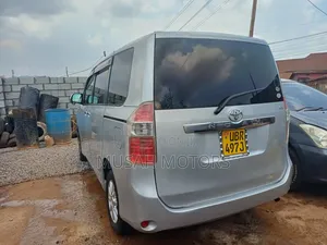 Toyota Noah 2.0 143hp AWD (7 Seater) 2012 Silver