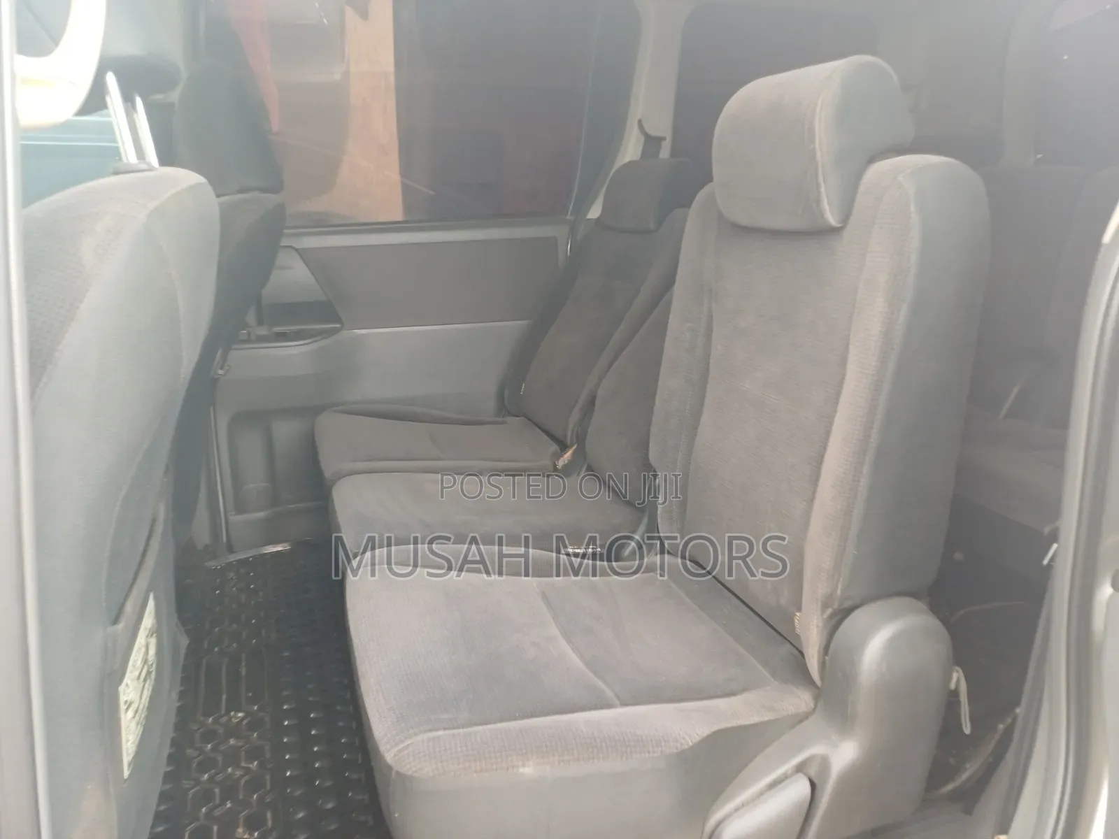 Toyota Noah 2.0 143hp AWD (7 Seater) 2012 Silver