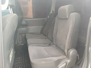 Toyota Noah 2.0 143hp AWD (7 Seater) 2012 Silver