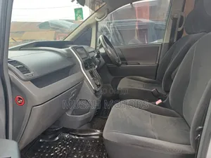 Toyota Noah 2.0 143hp AWD (7 Seater) 2012 Silver