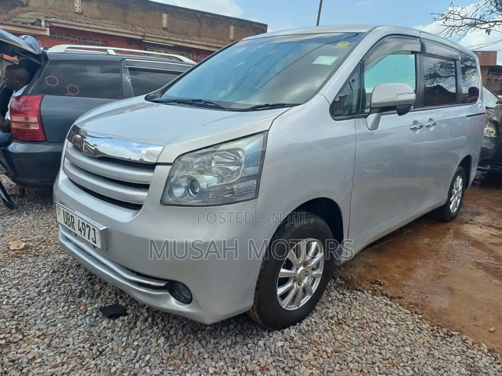 Toyota Noah 2.0 143hp AWD (7 Seater) 2012 Silver