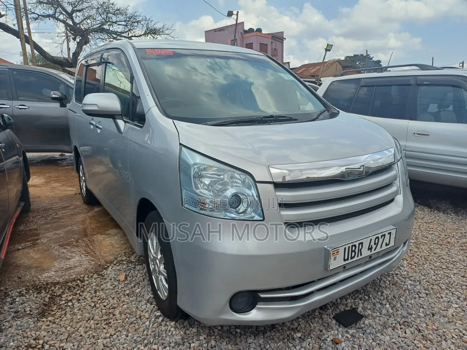 Toyota Noah 2.0 143hp AWD (7 Seater) 2012 Silver