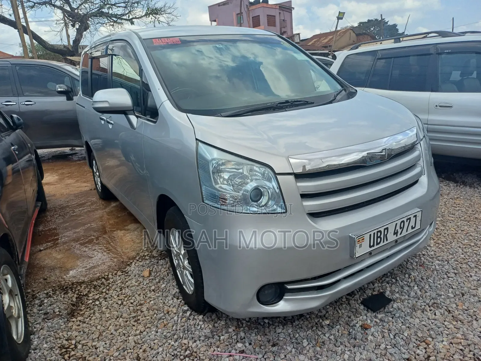 Toyota Noah 2.0 143hp AWD (7 Seater) 2012 Silver